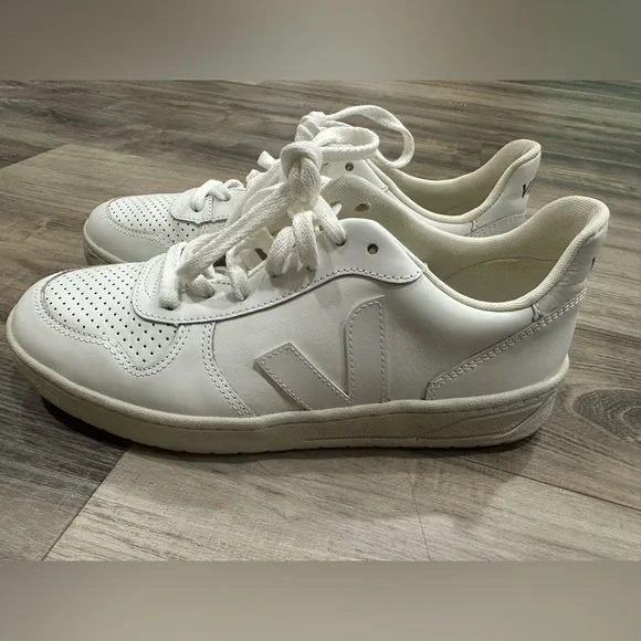 Veja V-10 All White Colorway Casual Sneakers Size 9 - Picture 3 of 6